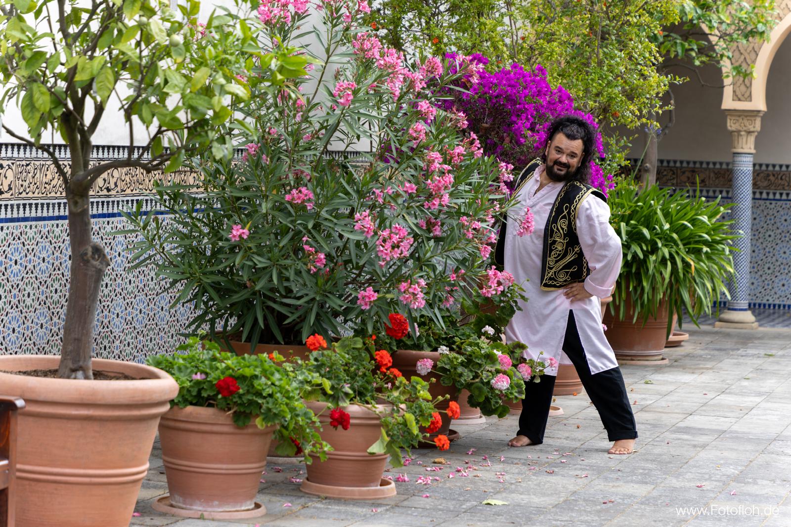 🇬🇧 Mustafa Roshan, Wedding Choreographer & Performance Designer, wearing a traditional Persian-Afghan outfit in the Gardens of the World in Berlin. 🇩🇪 Mustafa Roshan, Wedding Choreographer & Performance Designer, im traditionellen persisch-afghanischen Outfit in den Gärten der Welt in Berlin.